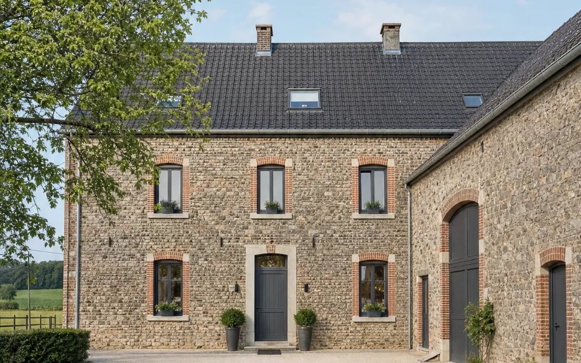 Ferme en moellons au toit d’ardoises, avec une grange attenante à porte cintrée